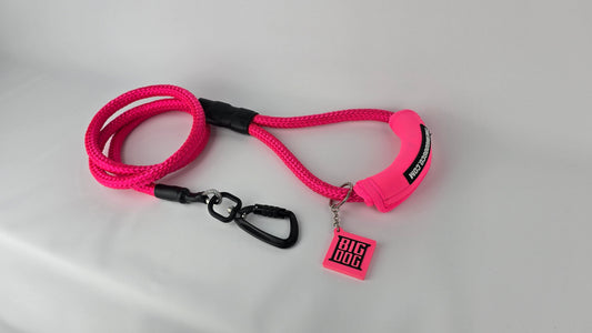 Pink heavy duty climbing rope dog leash with swivel carabiner and neoprene handle. Internal steel cable, anti chew.