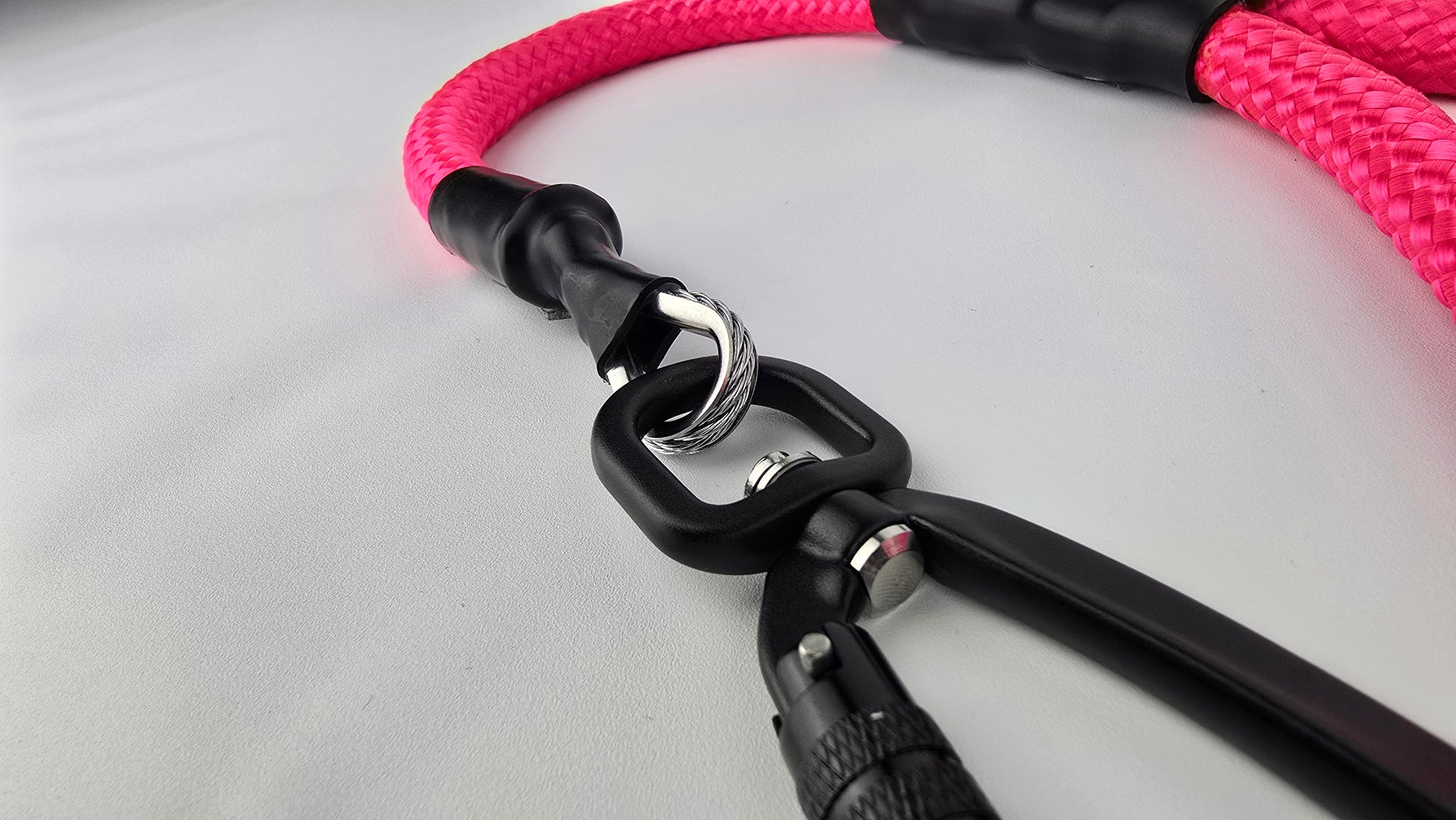 Pink heavy duty climbing rope dog leash with swivel carabiner and neoprene handle. Internal steel cable, anti chew.