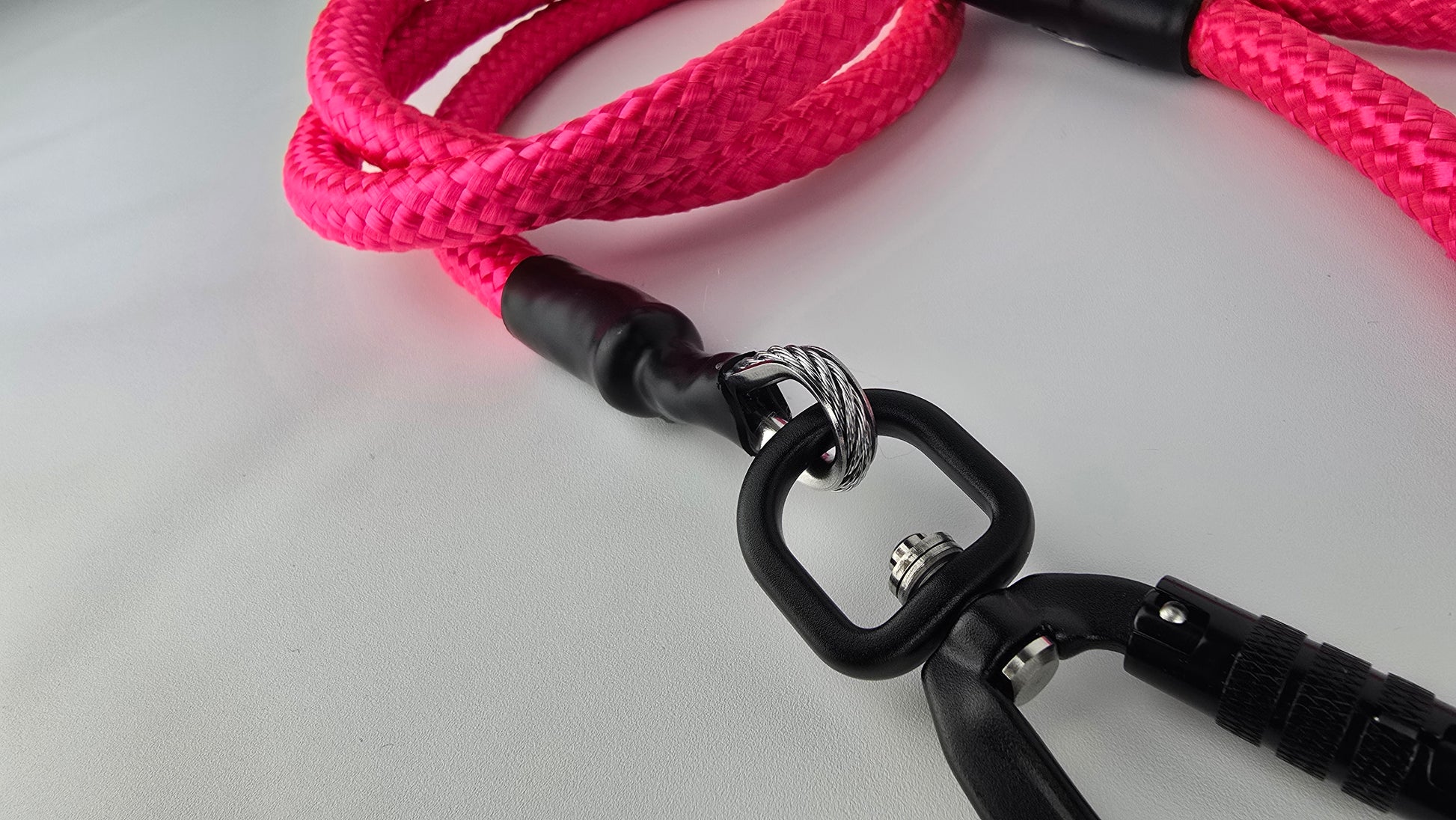 Pink heavy duty climbing rope dog leash with swivel carabiner and neoprene handle. Internal steel cable, anti chew.