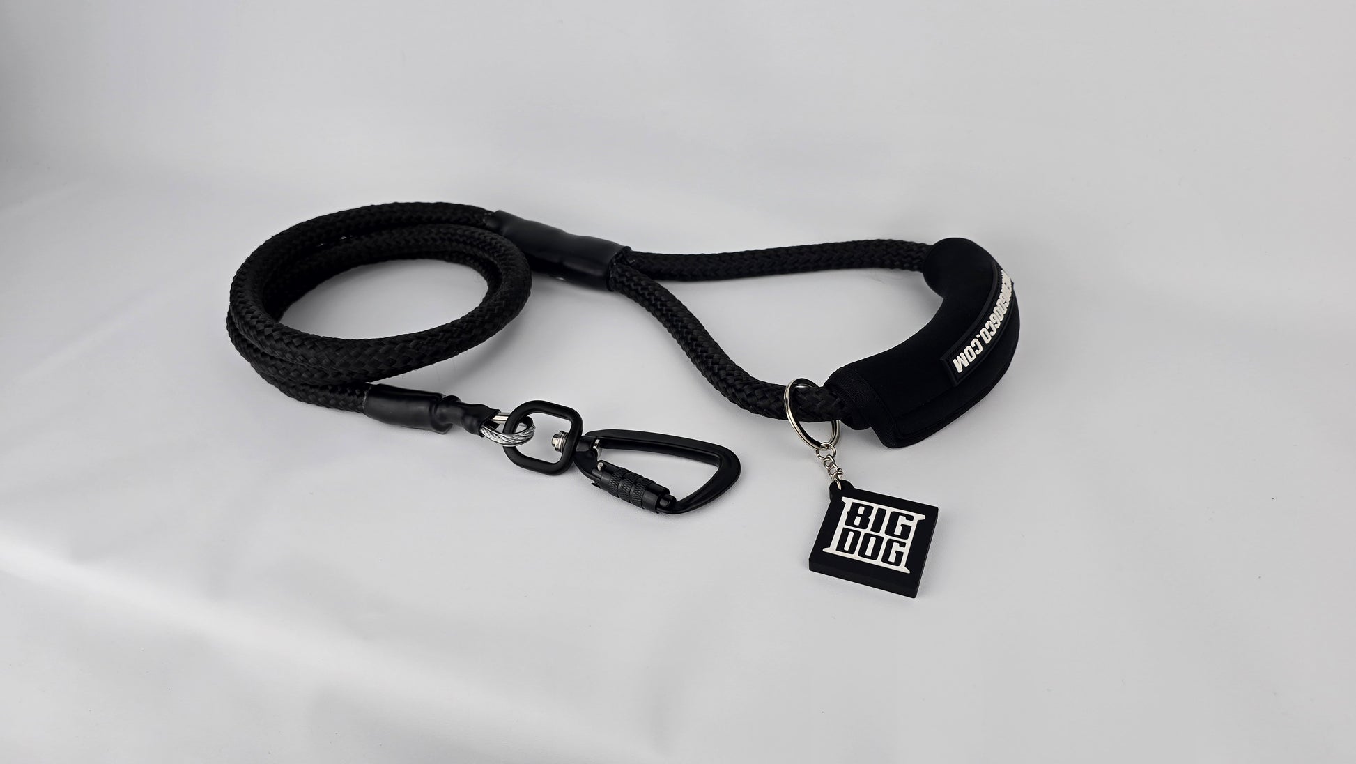 Black heavy duty climbing rope dog leash with swivel carabiner and neoprene handle. Internal steel cable, anti chew.