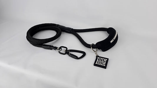 Black heavy duty climbing rope dog leash with swivel carabiner and neoprene handle. Internal steel cable, anti chew.