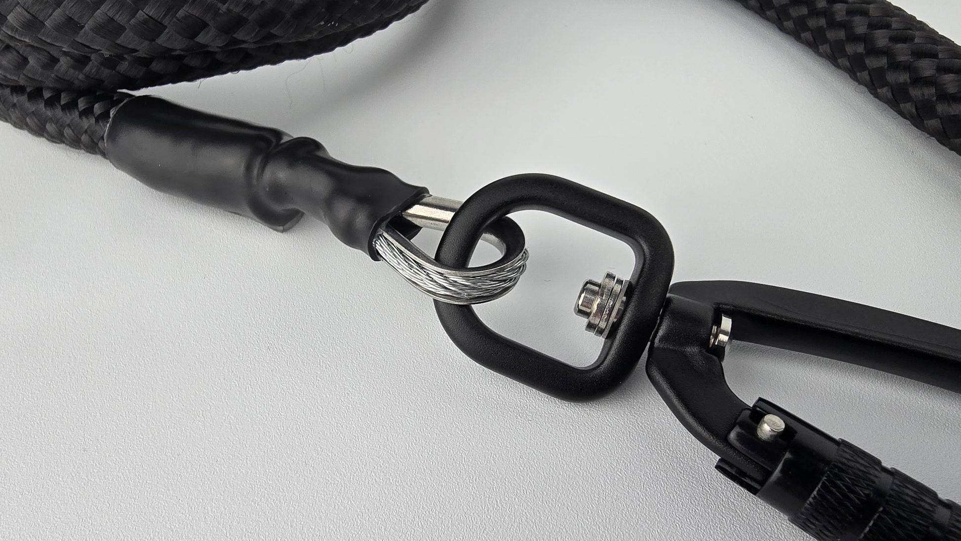 Black heavy duty climbing rope dog leash with swivel carabiner and neoprene handle. Internal steel cable, anti chew.