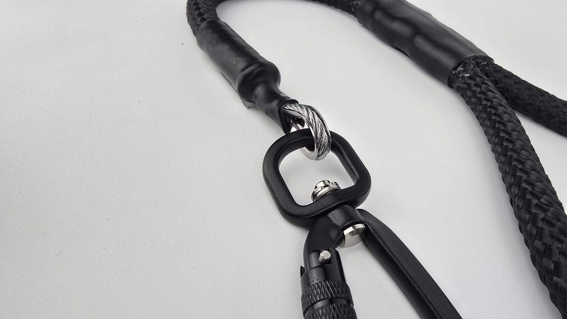 Black heavy duty climbing rope dog leash with swivel carabiner and neoprene handle. Internal steel cable, anti chew.