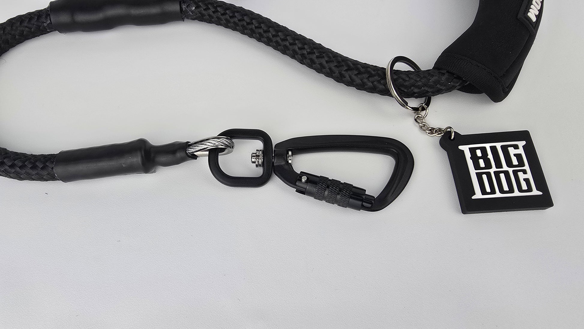 Black heavy duty climbing rope dog leash with swivel carabiner and neoprene handle. Internal steel cable, anti chew.